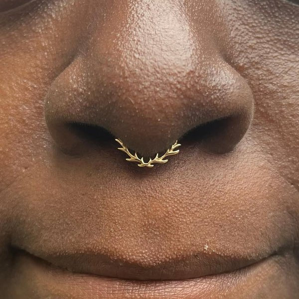 Raven Ring in Yellow Gold – Seamless Design on White Background