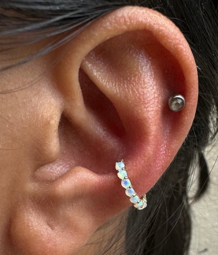 Lillia Opal Clicker in Yellow Gold – Close-Up Detail