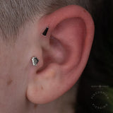 Vela End in Yellow Gold with Black Spinel – Studio Lighting Close-Up