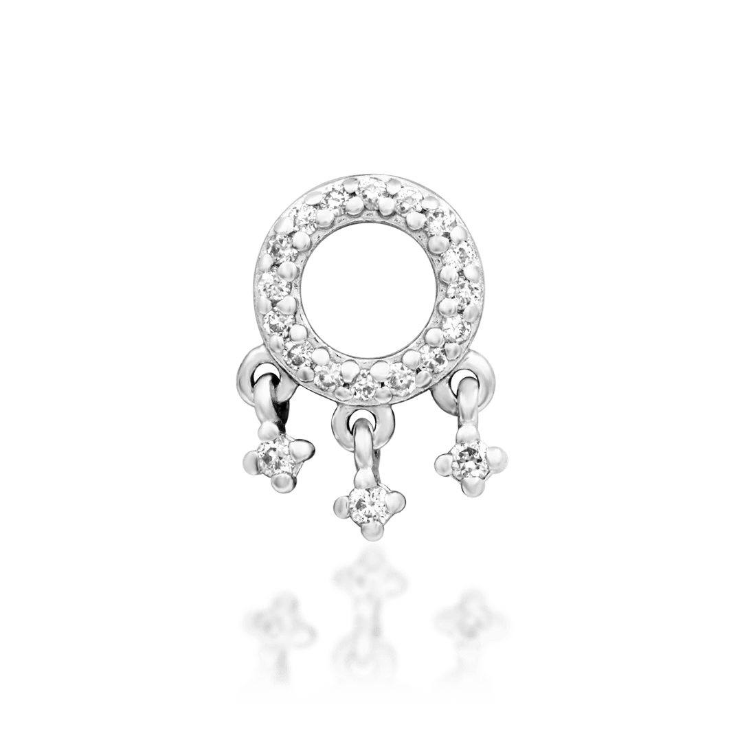 Close-up of Amaze jewelry in white gold – delicate open design with sparkle