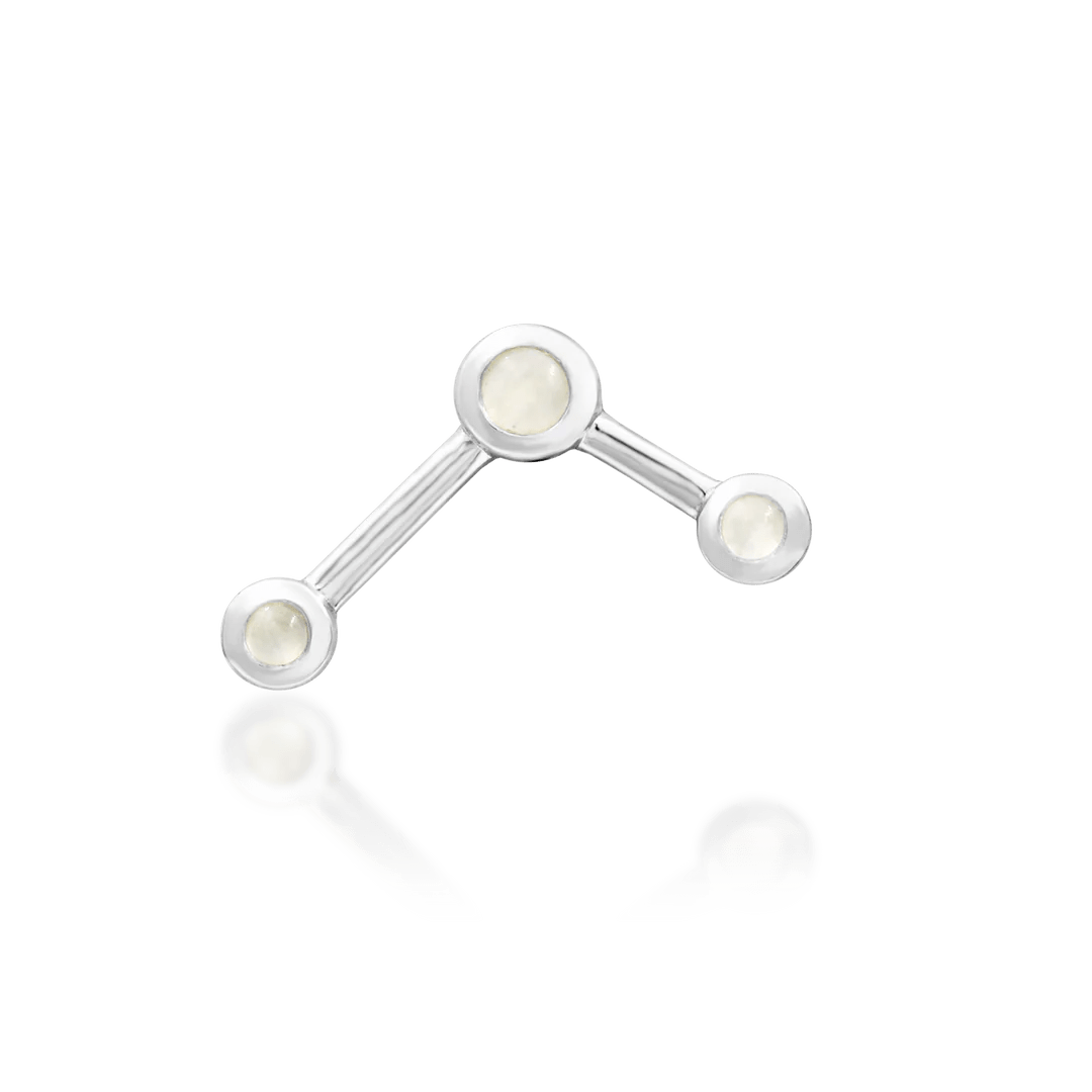 Front view of Asteria in white gold – minimalist starry design with linked stones