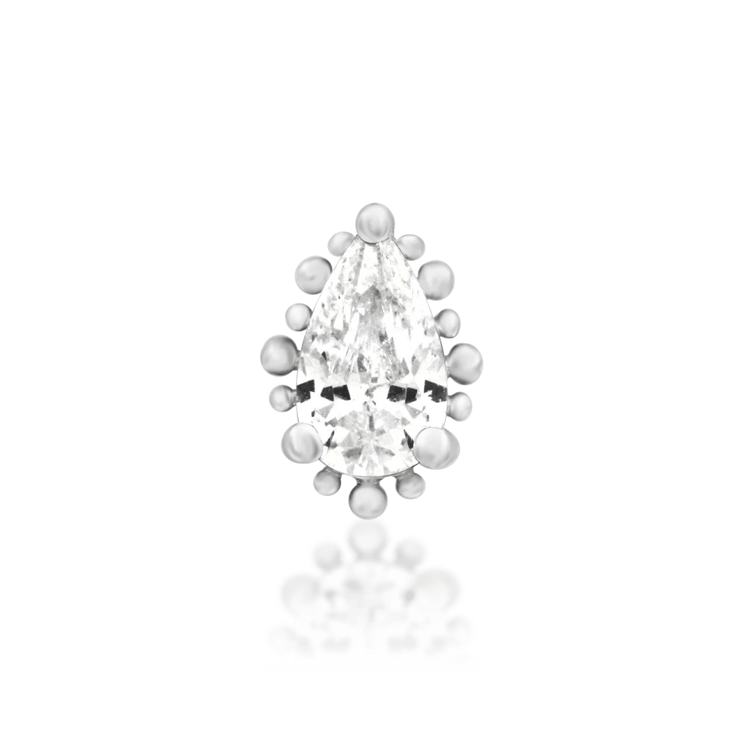 Front view of Ennvi in white gold – elegant dewdrop-inspired silhouette