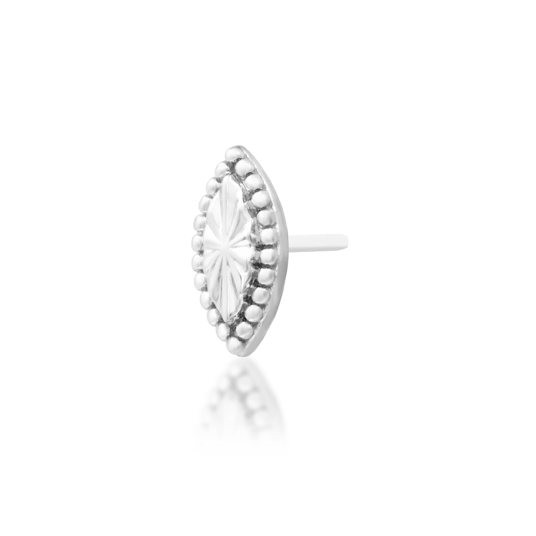 Macro image of Novie – polished 14k gold detail in oval form