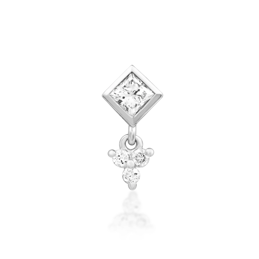 Close-up of Reflection in white gold – princess-cut diamond and accents