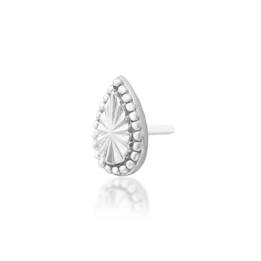 Macro image of Remi – 14k gold craftsmanship and beadwork in close-up