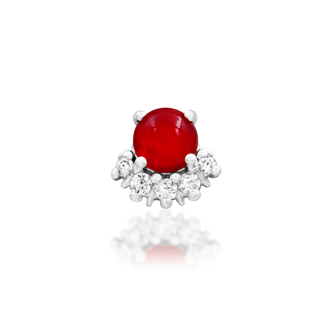 Front view of Rolina in white gold – deep red center with sparkling zirconia