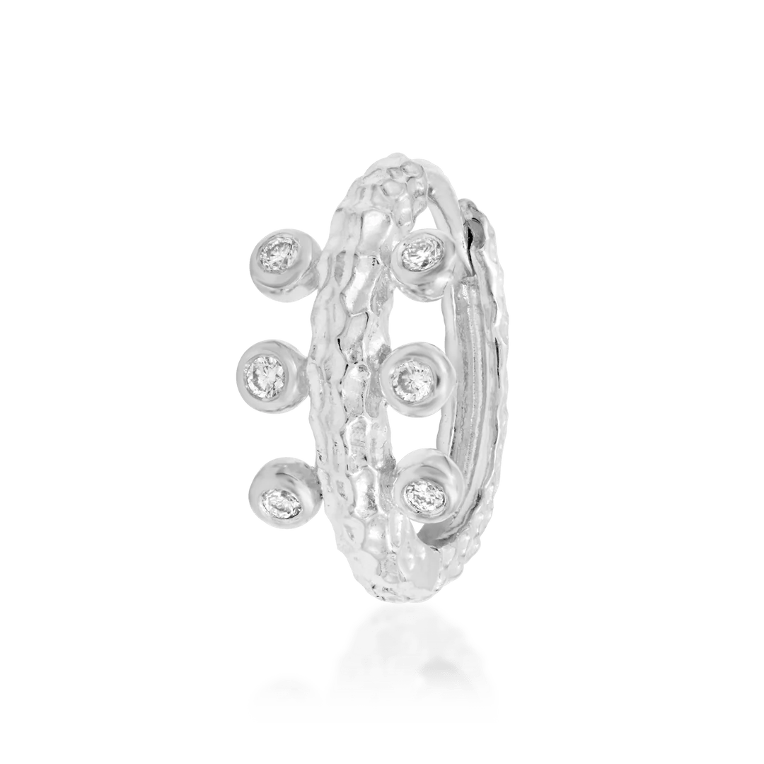 Side view of Rora in white gold – elegant twist and clicker closure