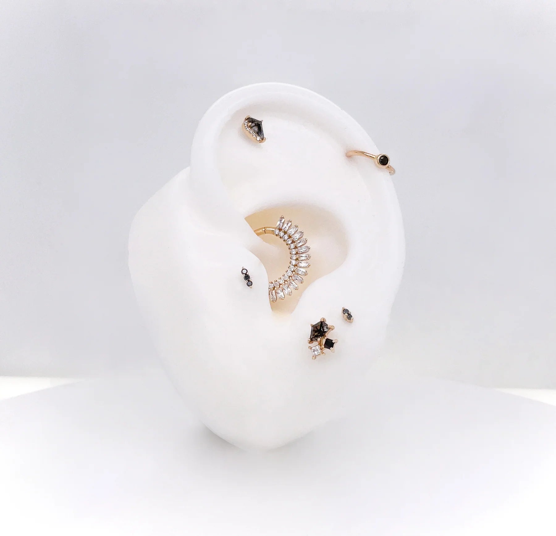 LYRA - TOURMALATED QUARTZ + BLACK SPINEL + CZ - THREADLESS END piercing-zone.com