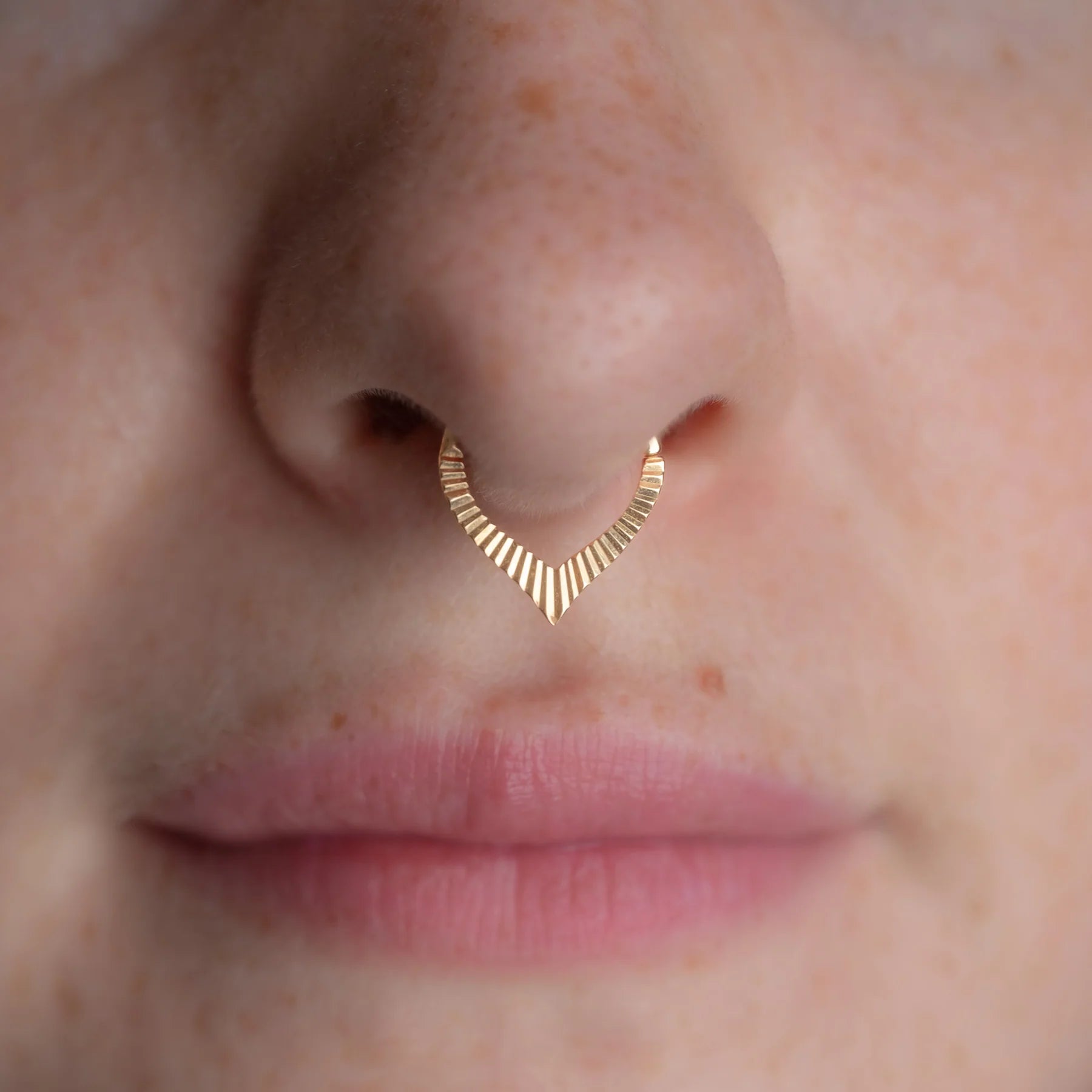 Rise Lazer Seam Ring – 14K Gold Precision-Cut Hoop