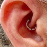 Hinged Clicker with Six CZs – Close-Up Detail