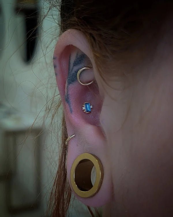 Tina in yellow gold with vivid blue CZ – Studio Light