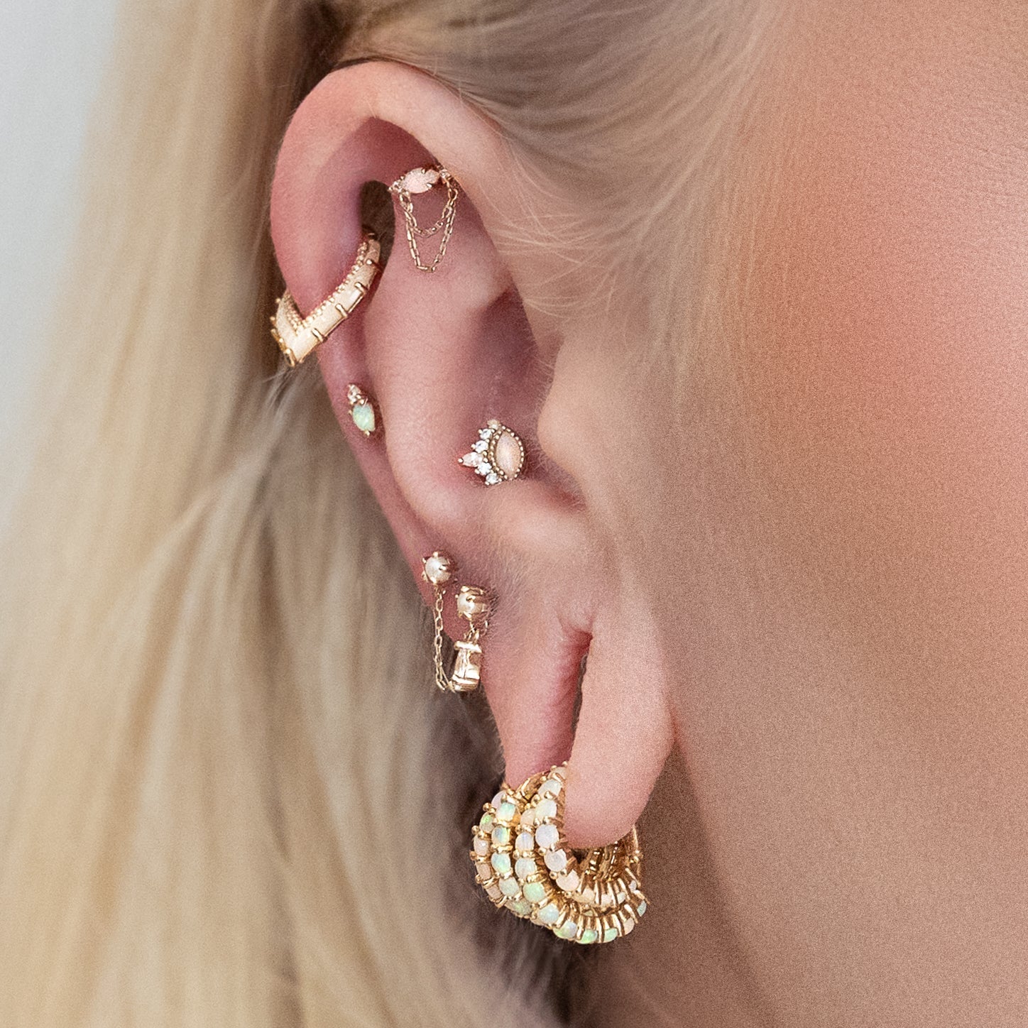 Arise V - Shape Mother of Pearl – 14K Gold Clicker Ring - piercing - zone.com