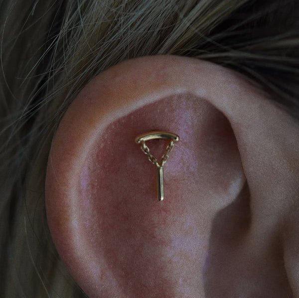 Aydan – Elongated Regal Crest – 14K Gold Threadless End - piercing - zone.com