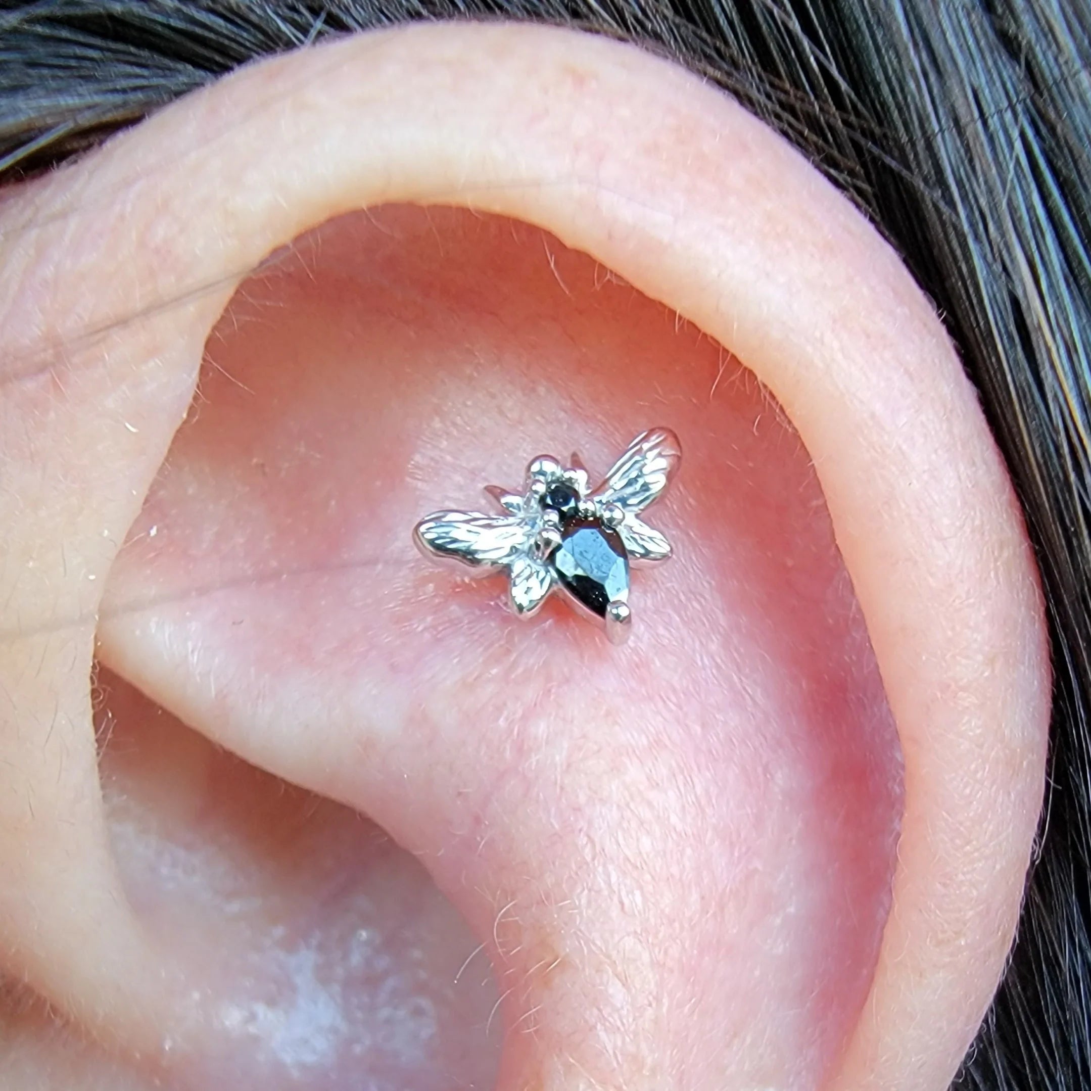 Bee Chic – Black Spinel 14K Gold Threadless End
