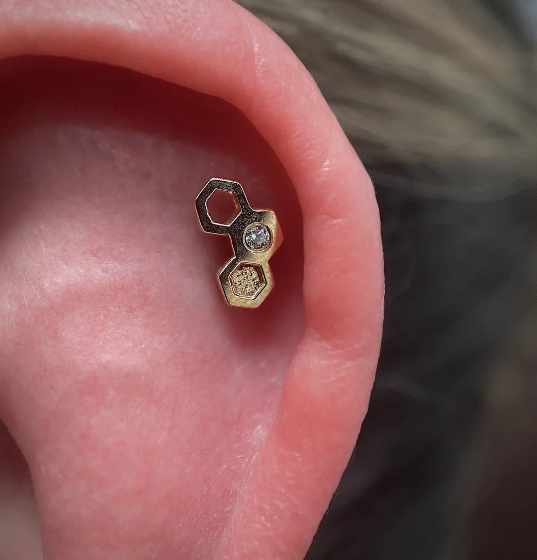 Honeycomb With Gem – 14K/18K Gold Threadless End - piercing - zone.com