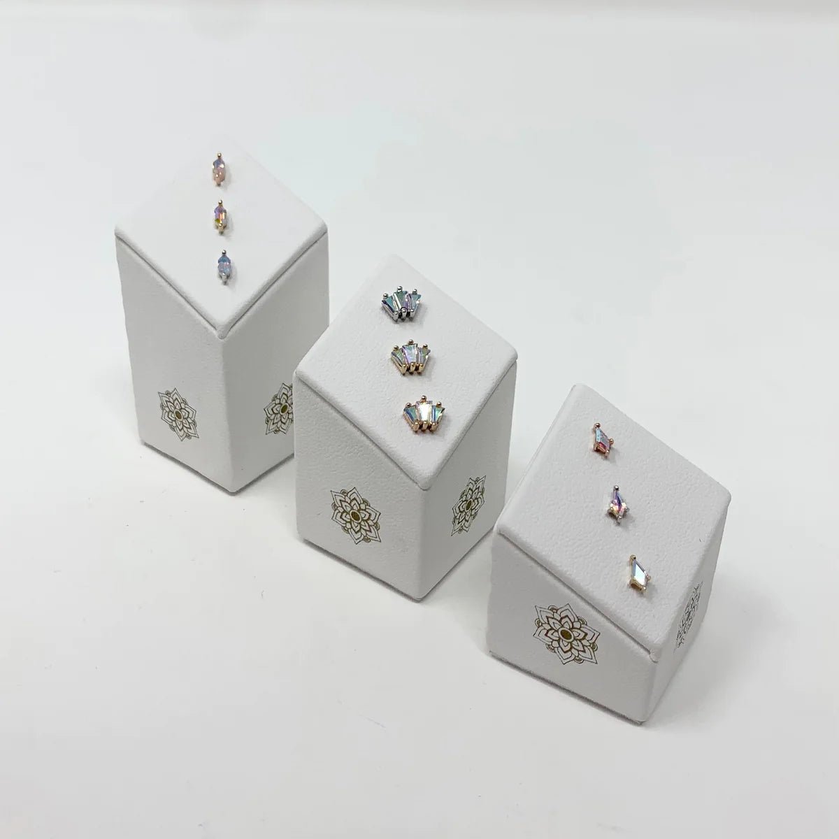 MINI VERTICAL 3 HOLE THREADLESS END DISPLAY piercing-zone.com