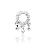 Close-up of Amaze jewelry in white gold – delicate open design with sparkle