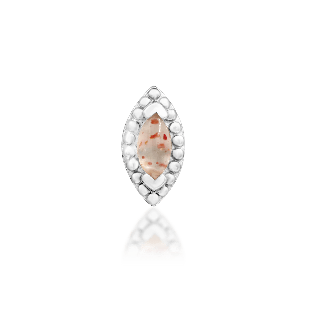 Front view of Glorie in white gold – delicate oval design with warm stone