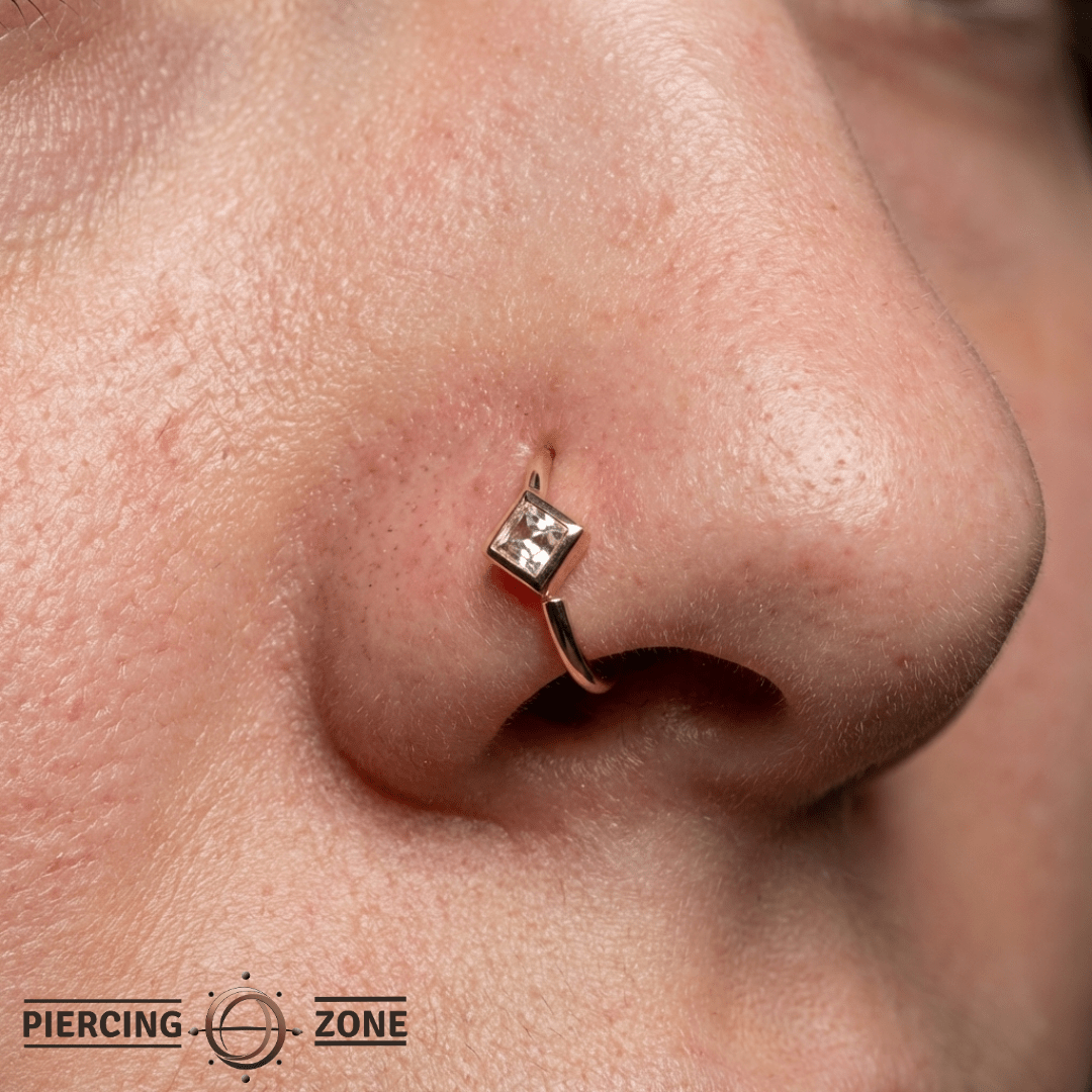 Mae – Reverse - Set Swarovski CZ – 14K Gold Seamless Ring - piercing - zone.com