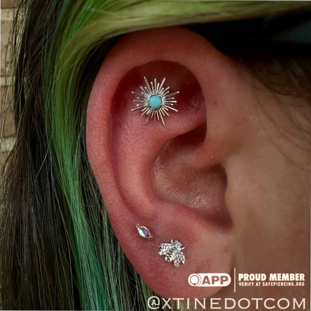 Mini Bee – Sculpted Insect – 14K Gold Threadless End - piercing - zone.com