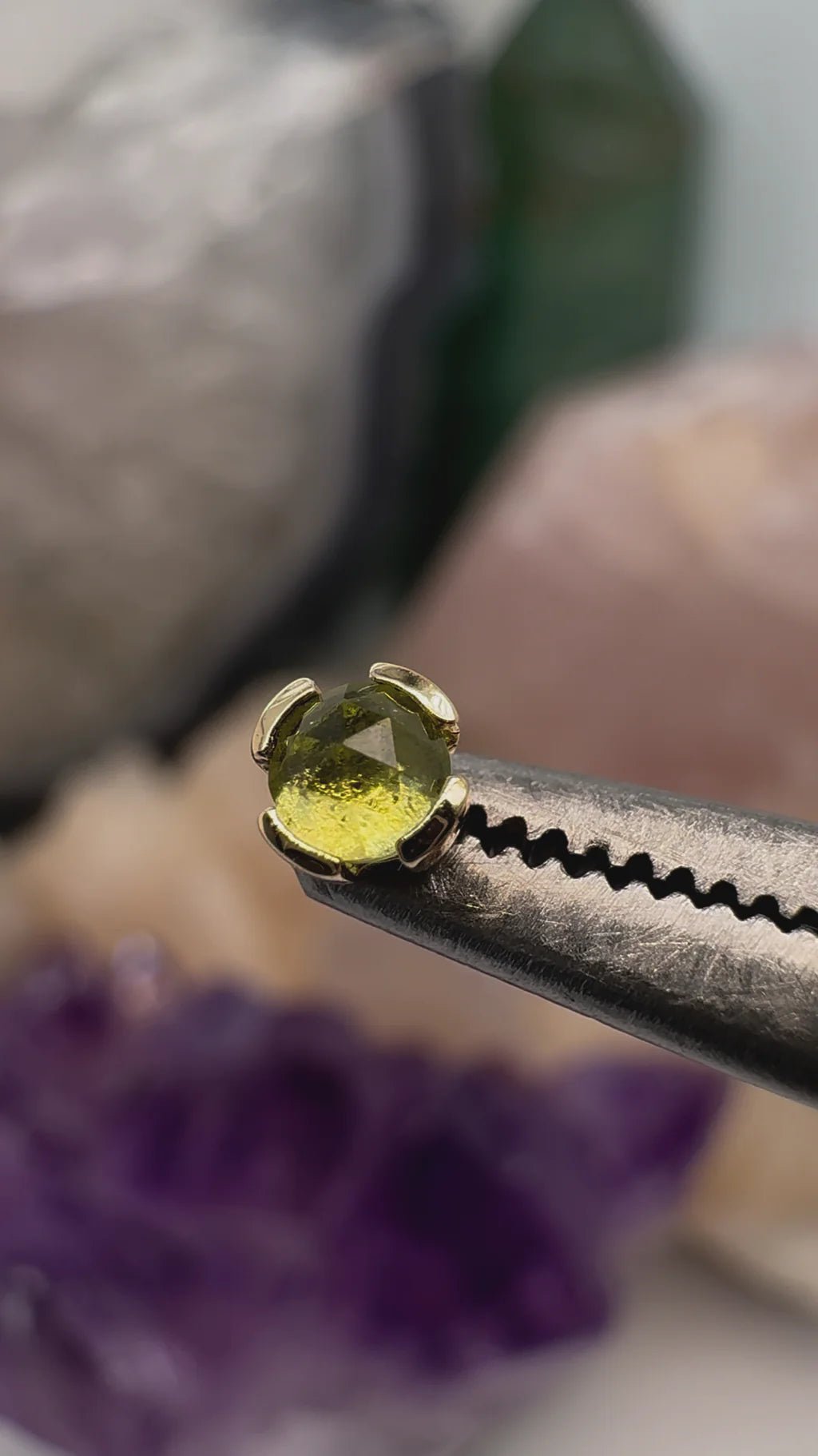 Peekaboo – Peridot – 14K Gold Threadless End - piercing - zone.com