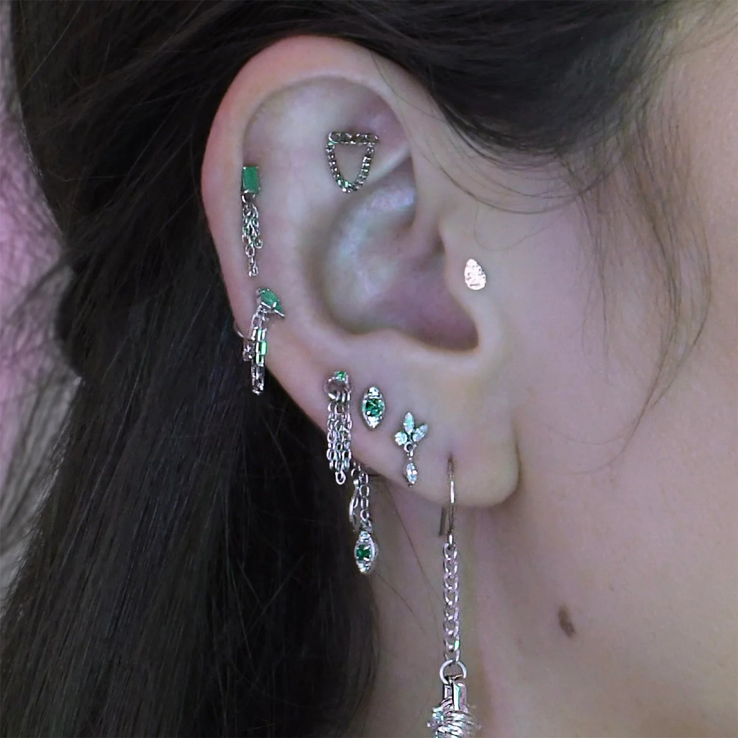 Minimalist emerald end for helix or nostril