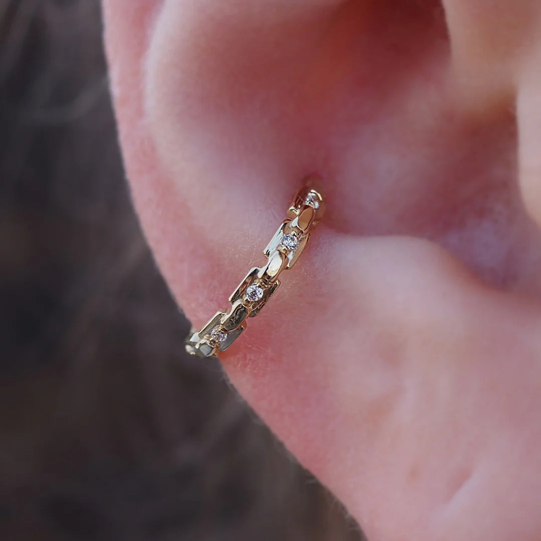 Trace Chain Seamless Ring – 14K Gold Micro-Gem Chain Design