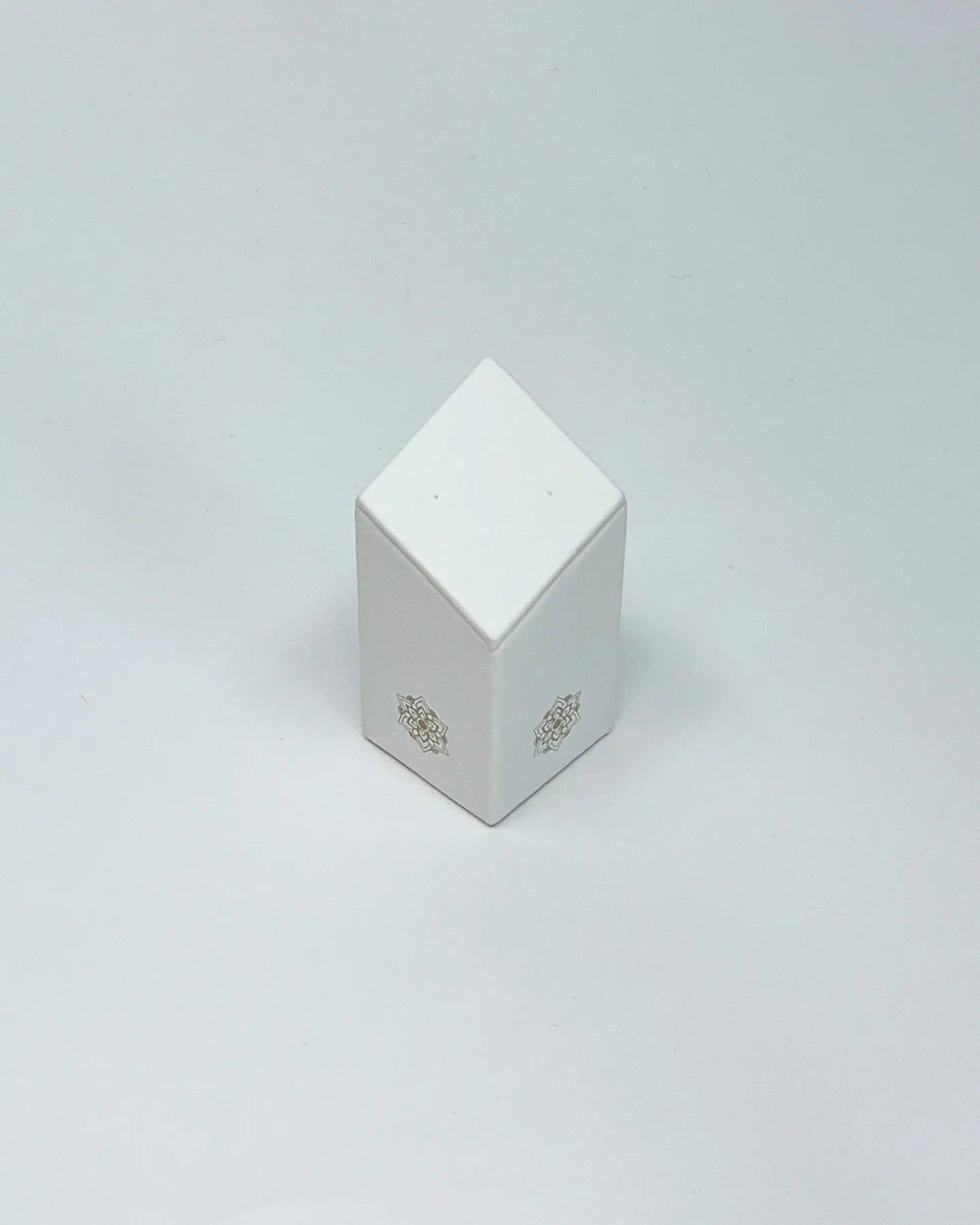 Mini Horizontal 2 Hole Threadless End Display – Vegan White Leather