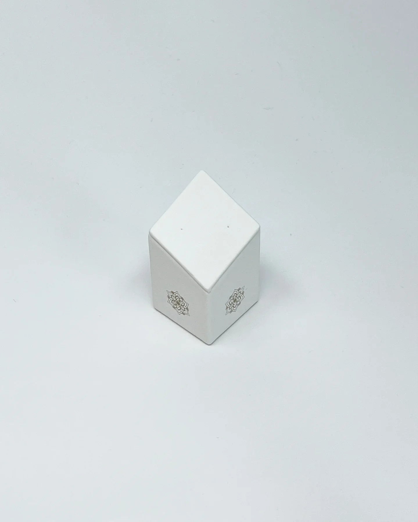 Mini Horizontal 2 Hole Threadless End Display – Vegan White Leather